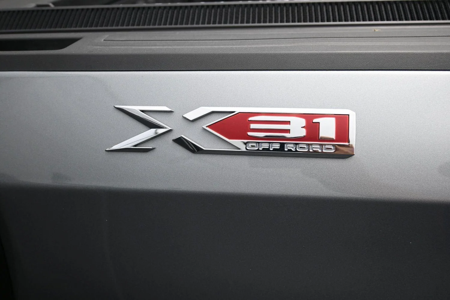 Used 2023 SILVER                    GMC  image 17