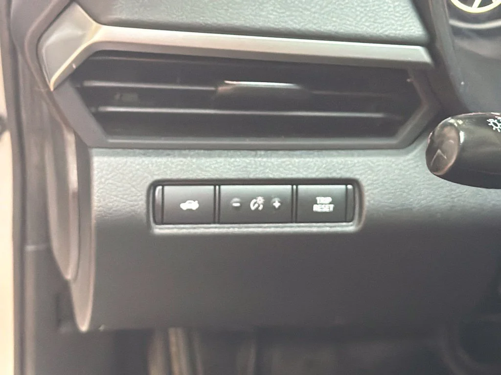 Used 2020 Brilliant Silver Metallic Nissan 2.5 S image 24