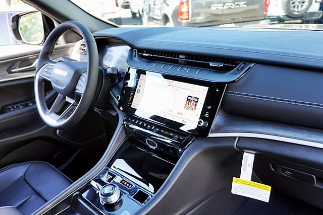 New 2026 Baltic Gray Metallic Clear-Coat Exterior Paint Jeep Limited image 12