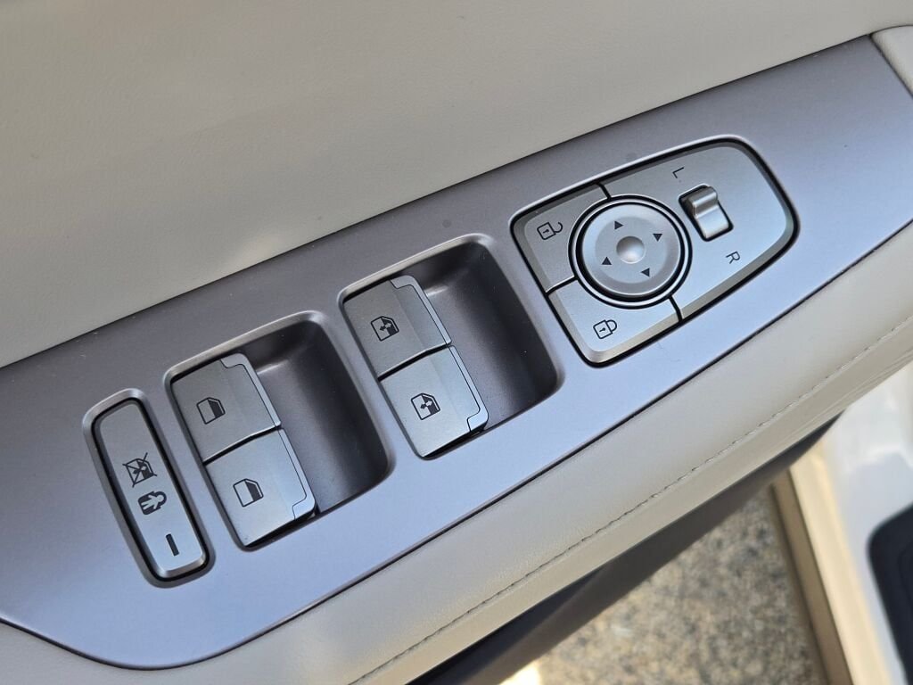 Used 2021 White Hyundai SEL image 21