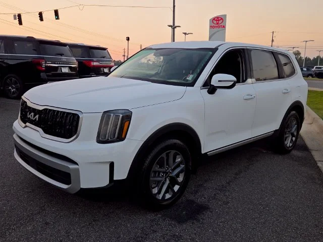 Used 2025 White Kia LX image 3