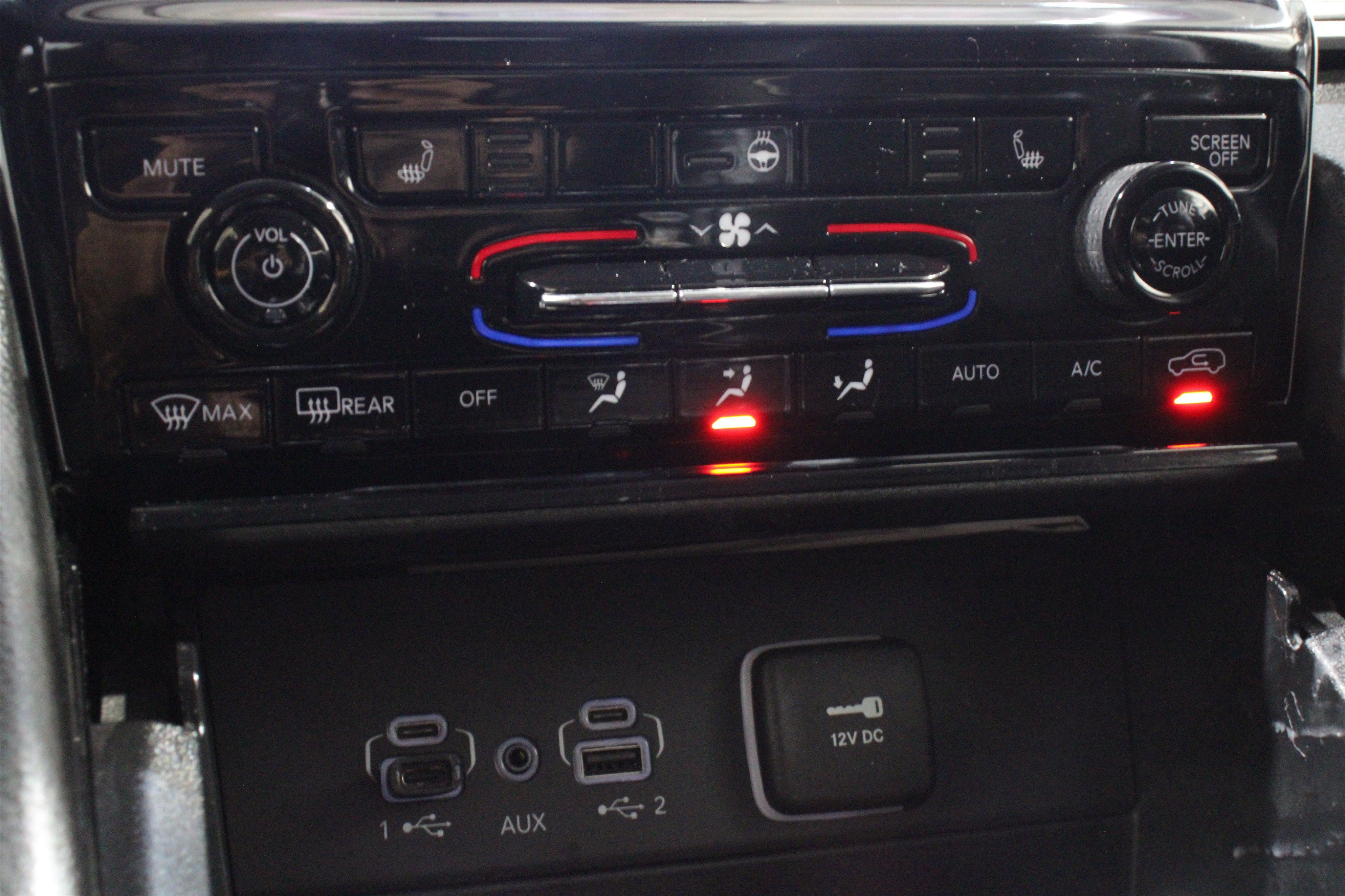 Used 2023 Diamond Black Crystal Pearlcoat Jeep Limited image 19