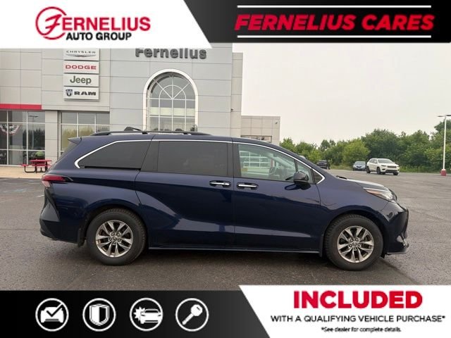 Used 2022  Toyota XLE image 2