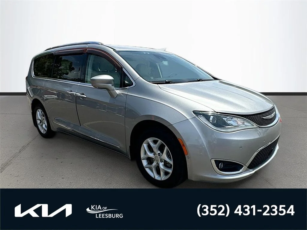 2017 Chrysler Pacifica Touring-L Plus's photo