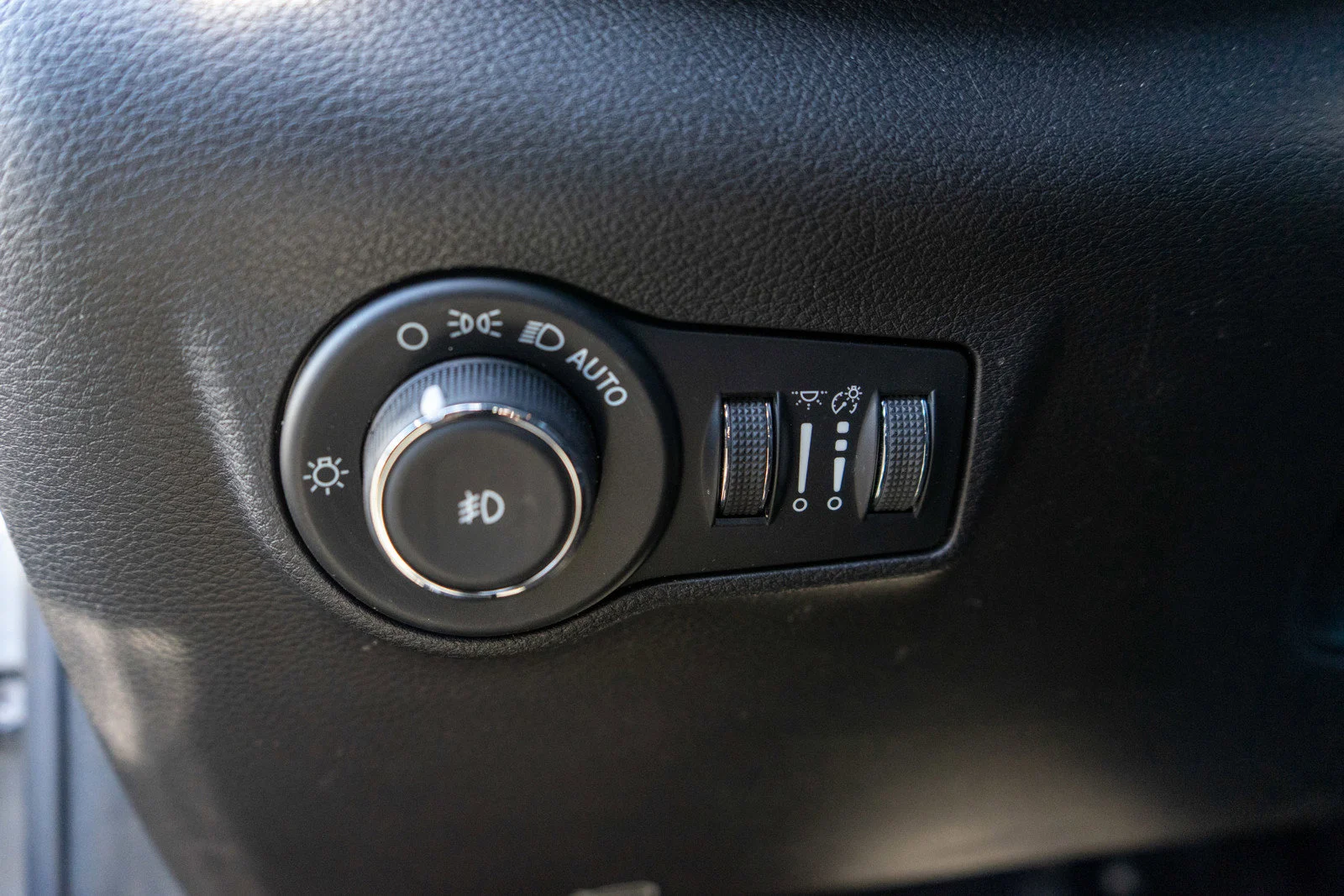 Used 2023 Billet Silver Metallic Clearcoat Jeep Latitude image 16