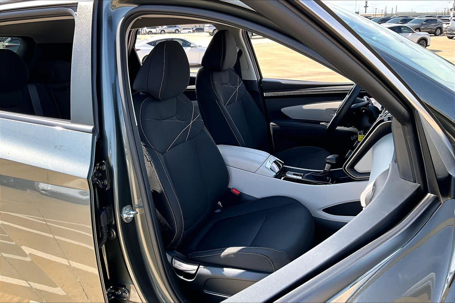 Used 2023 Amazon Gray Hyundai SE image 9
