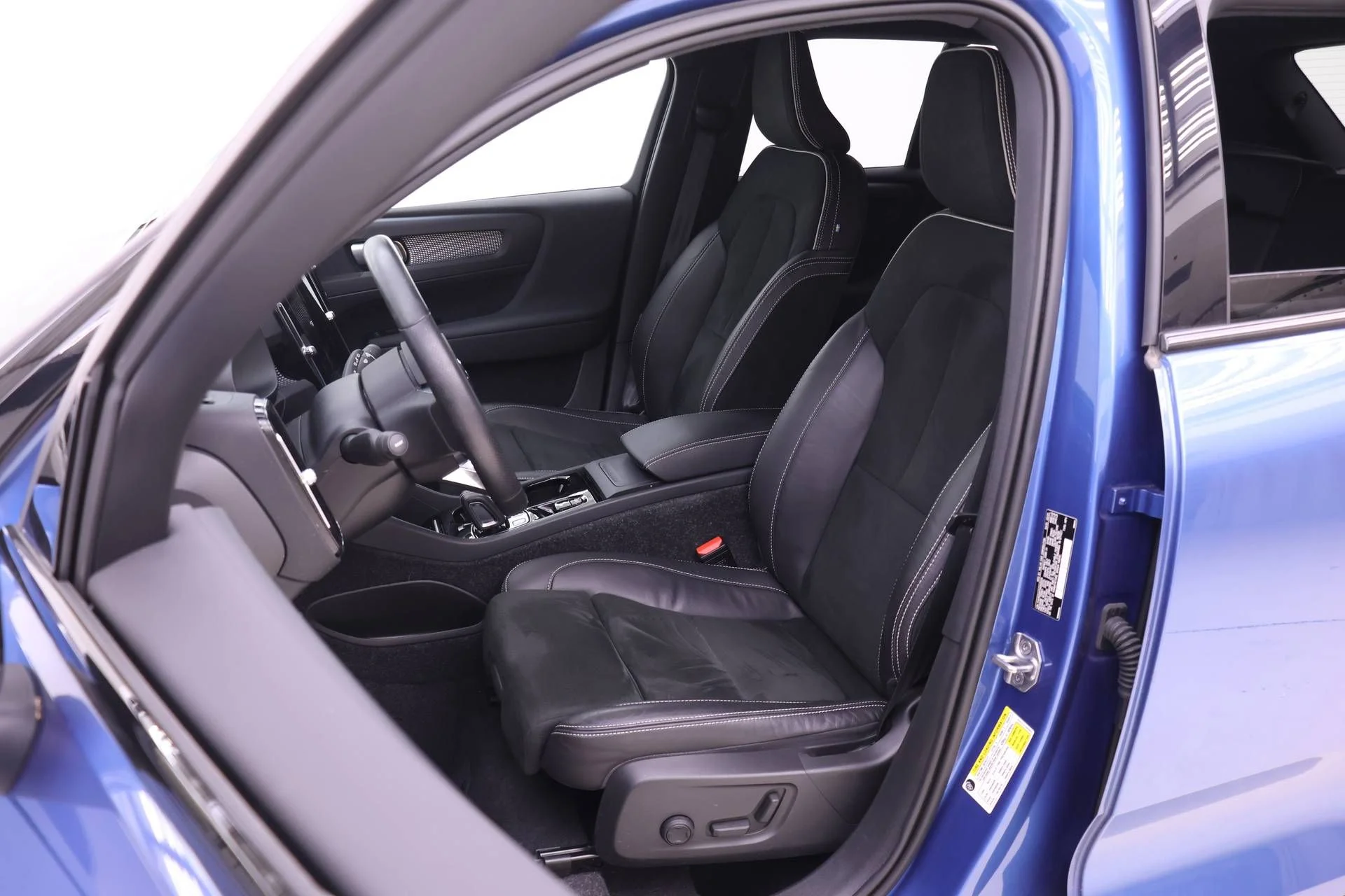 Used 2021 Blue Volvo R-Design image 7