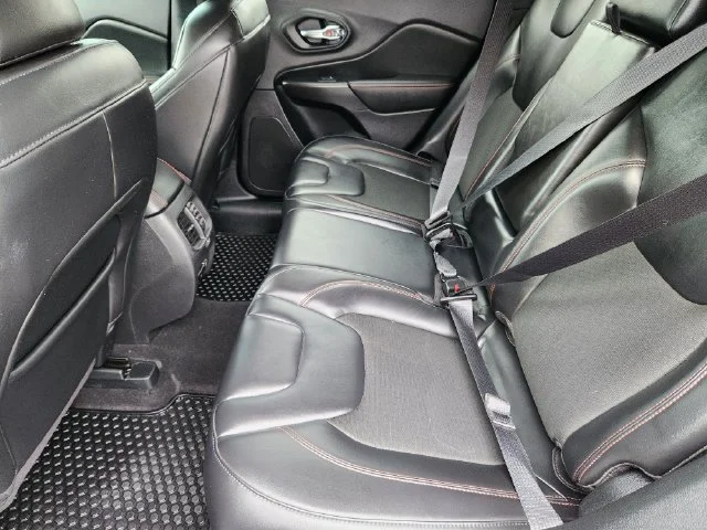 Used 2020 Silver Jeep Trailhawk image 30
