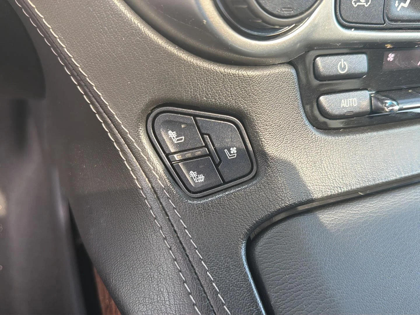 Used 2019 Black Chevrolet Premier image 18