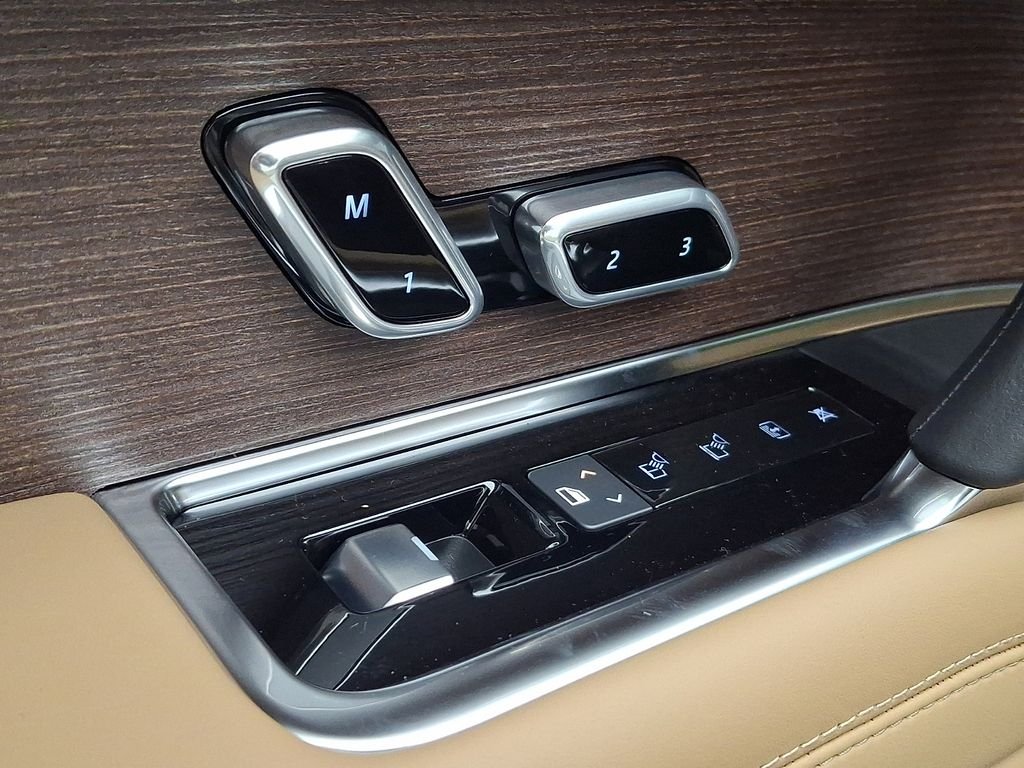 New 2026 Santorini Black Metallic Land Rover SE image 8