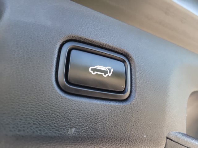 Used 2025 Green Hyundai SEL image 10