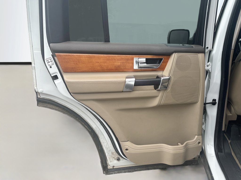 Used 2012 White Land Rover V8 image 16