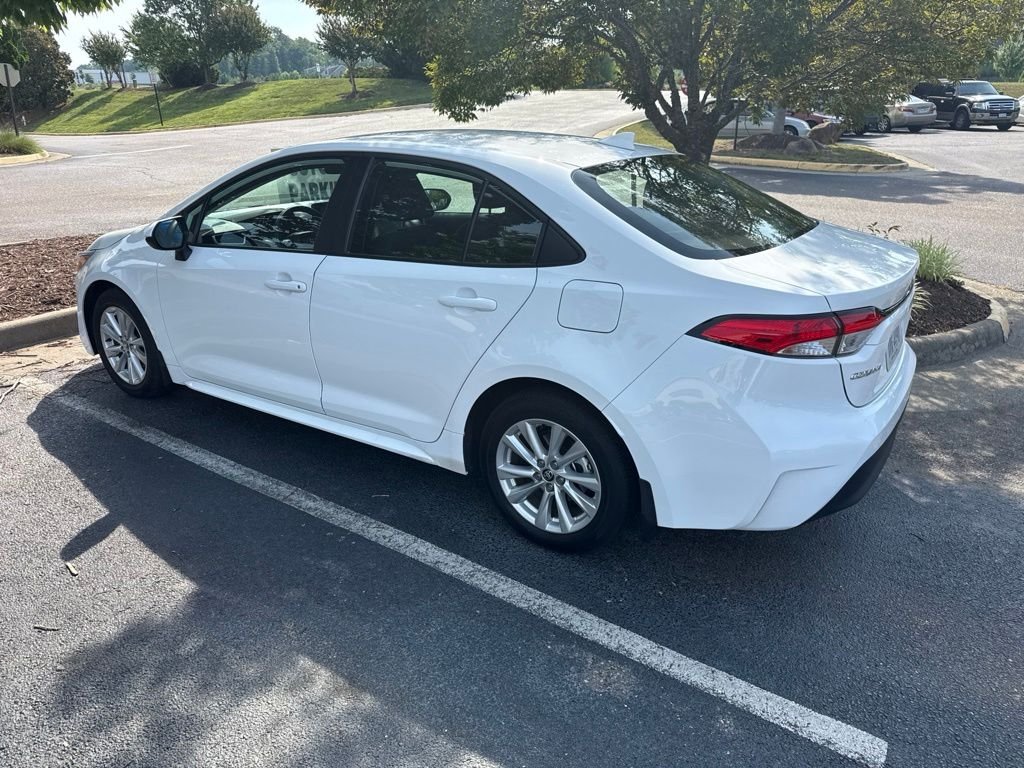 Used 2025  Toyota LE image 2