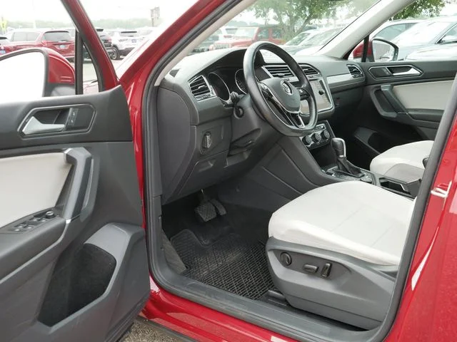 Used 2018 Cardinal Red Metallic Volkswagen 2.0T SE image 12