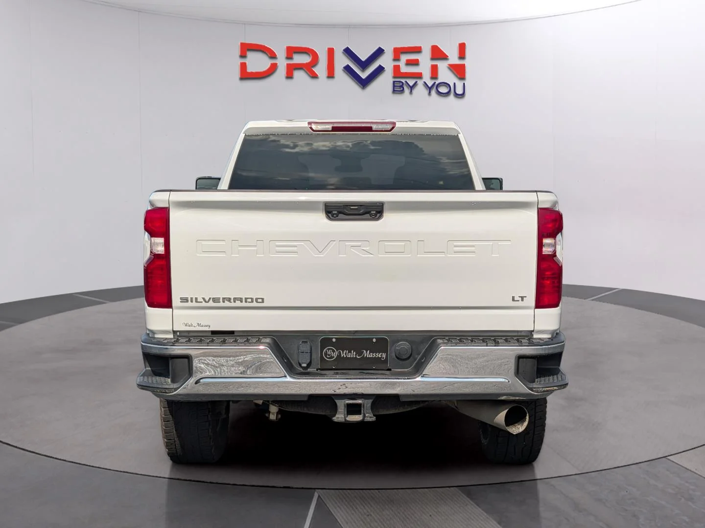 Used 2024 Summit White Chevrolet LT image 4