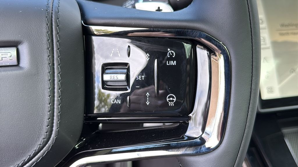 New 2026 Santorini Black LAND ROVER Dynamic SE image 13