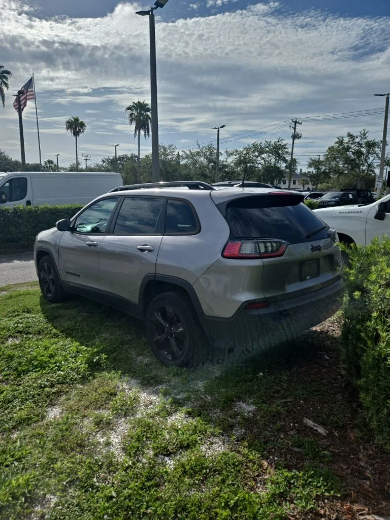 Used 2021 Silver Jeep Latitude Plus image 3