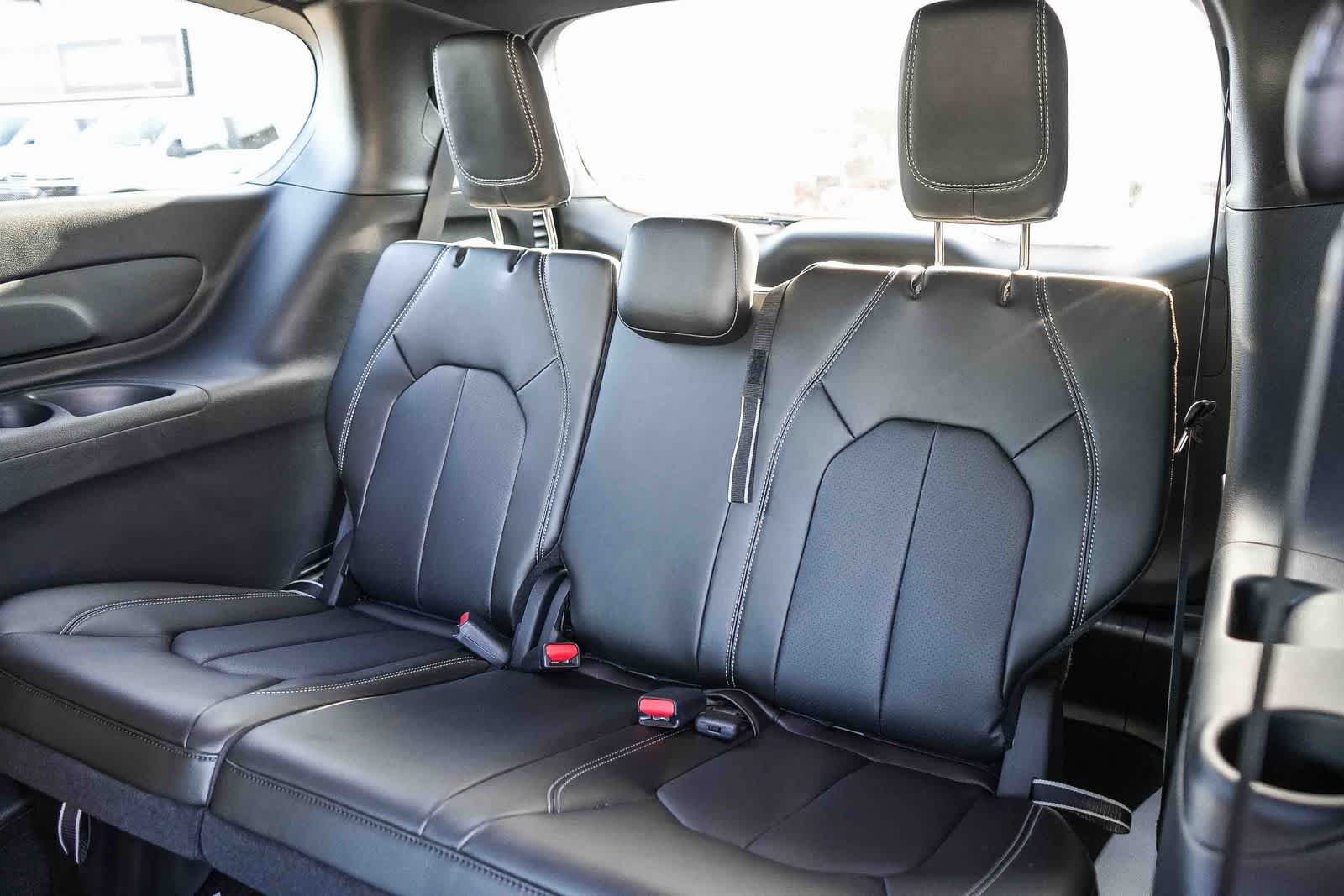 New 2026 Diamond Black Crystal Pearl-Coat Exterior Paint Chrysler Select image 21