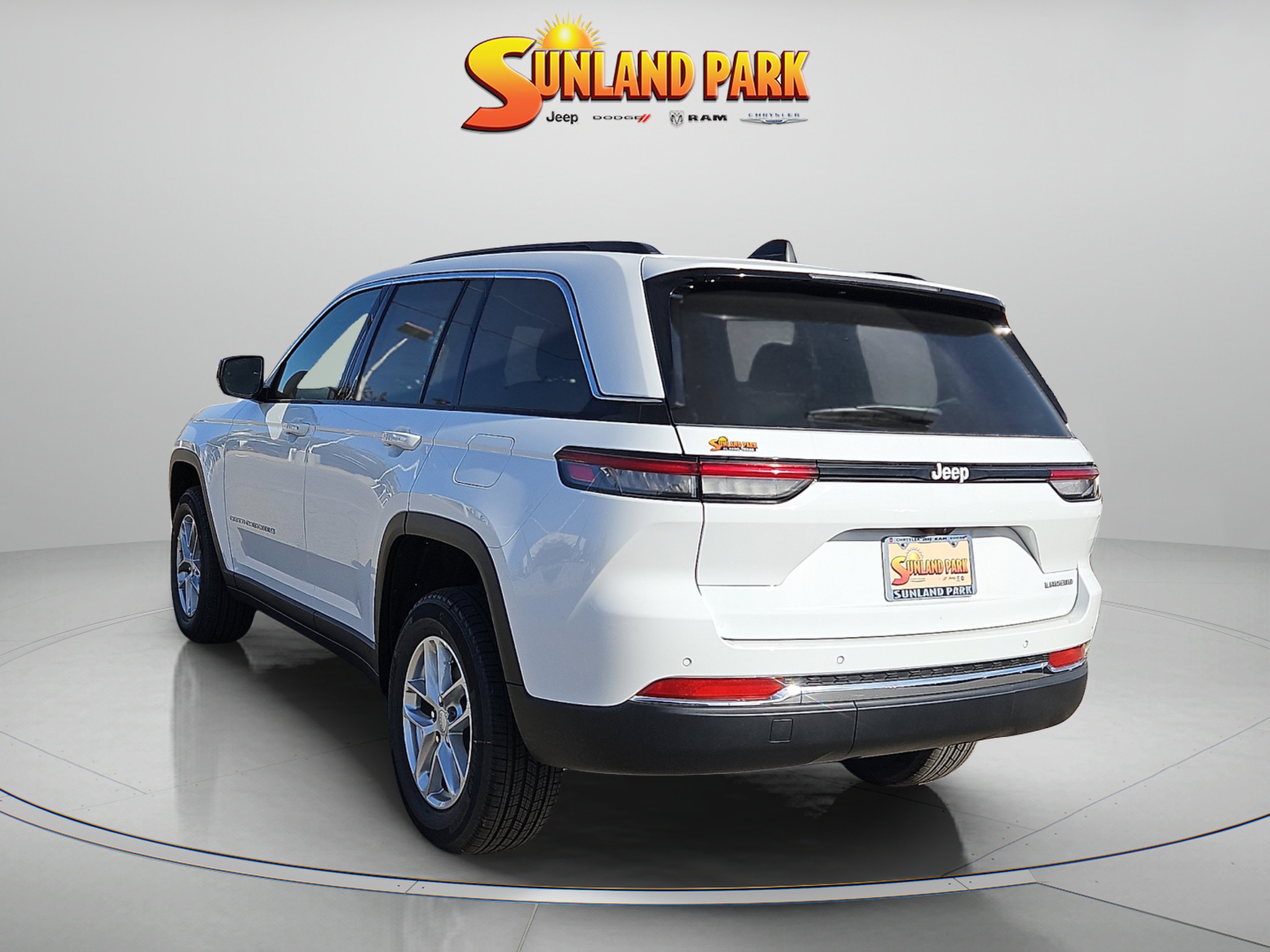 New 2025 Bright White Clear-Coat Exterior Paint Jeep Laredo image 4