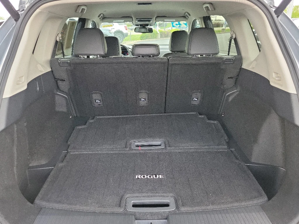 Used 2025 Boulder Gray Pearl Nissan SL image 7