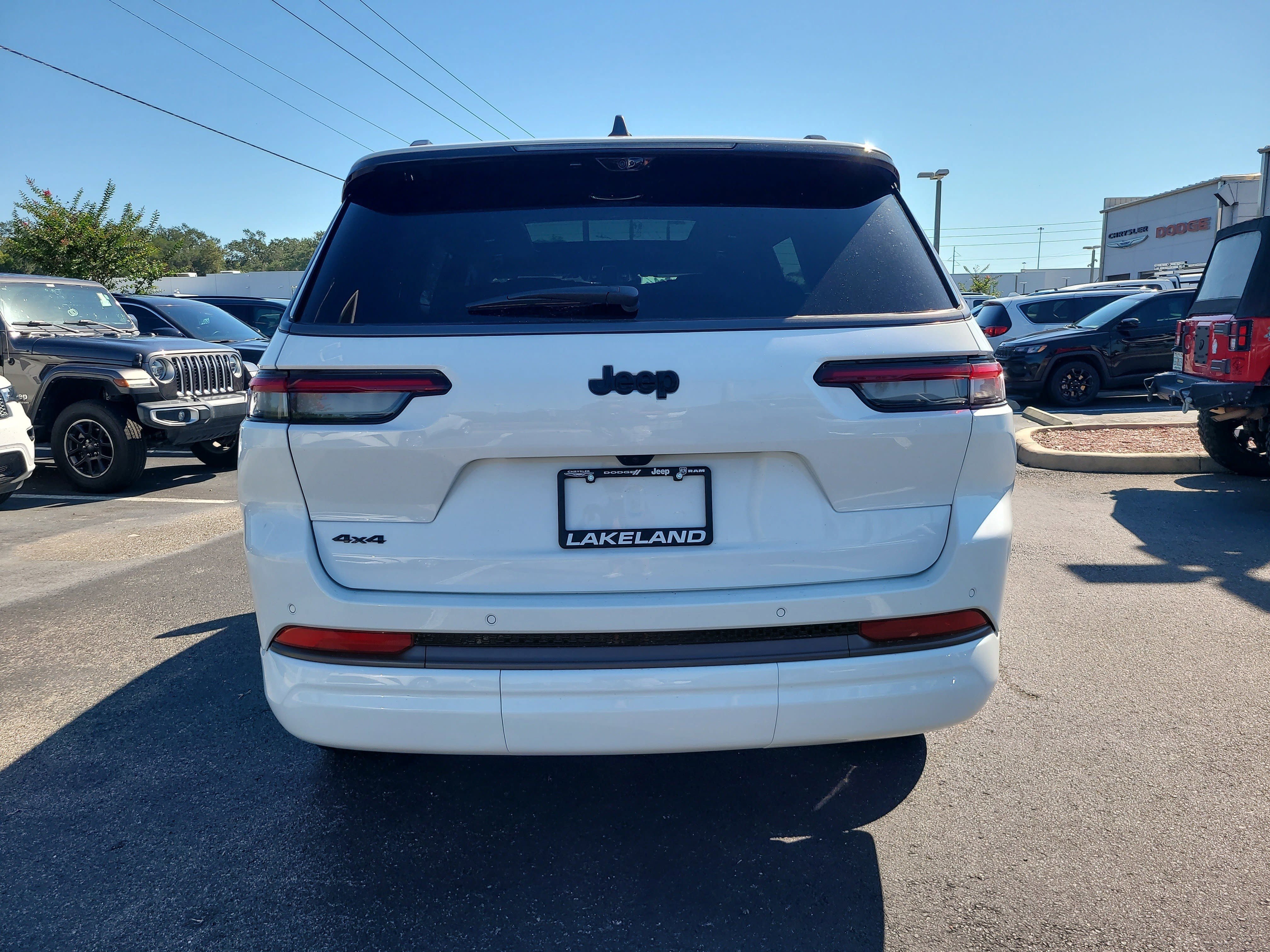 New 2026 Bright White Clear-Coat Exterior Paint Jeep Limited Reserve image 7
