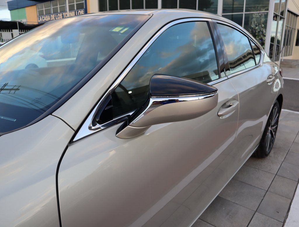 2025 Lexus ES 350 - Photo 11