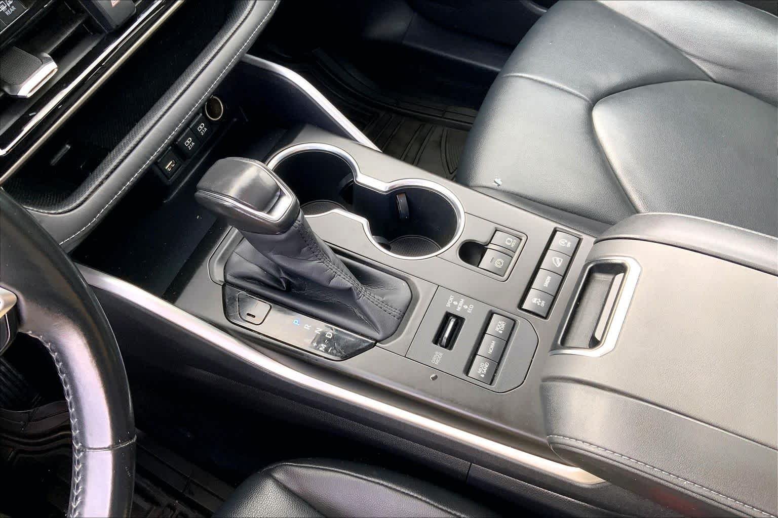 Used 2020 Midnight Black Metallic Toyota XLE image 15