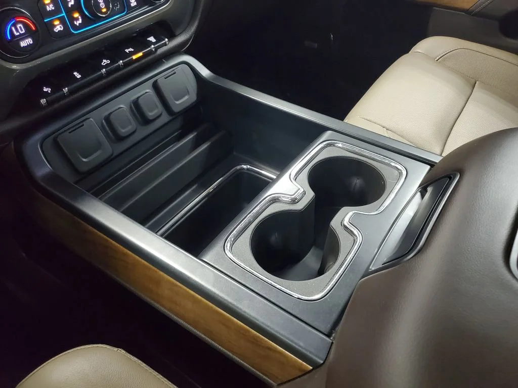 Used 2018 IRIDESCENT PEARL TRICOAT Chevrolet LTZ image 27