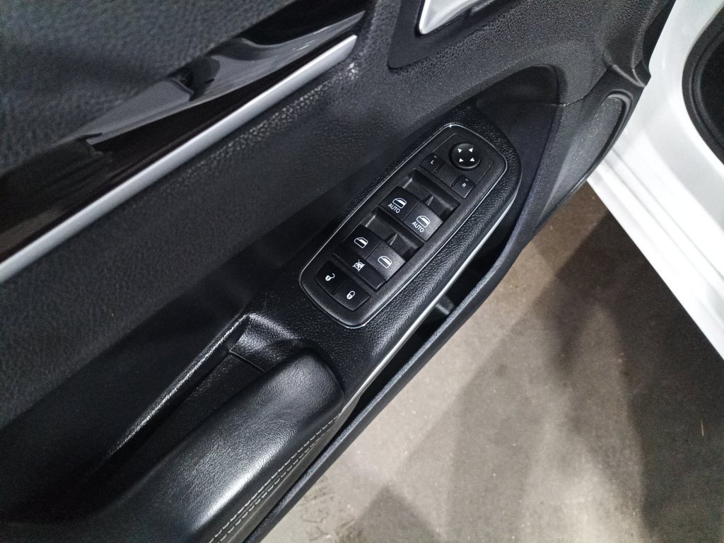 Used 2022 White Chrysler S image 11
