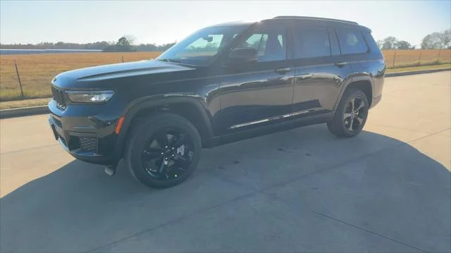 New 2025 Diamond Black Crystal Pearl-Coat Exterior Paint Jeep Altitude X image 17