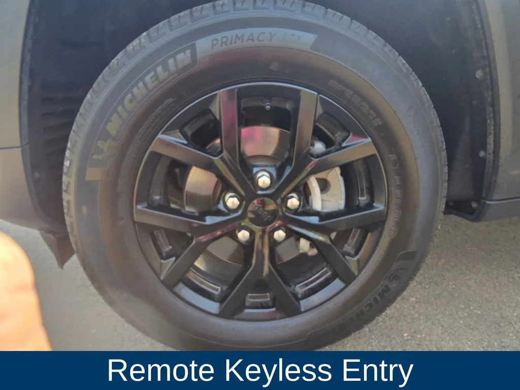 Used 2024 Gray Jeep Altitude image 9