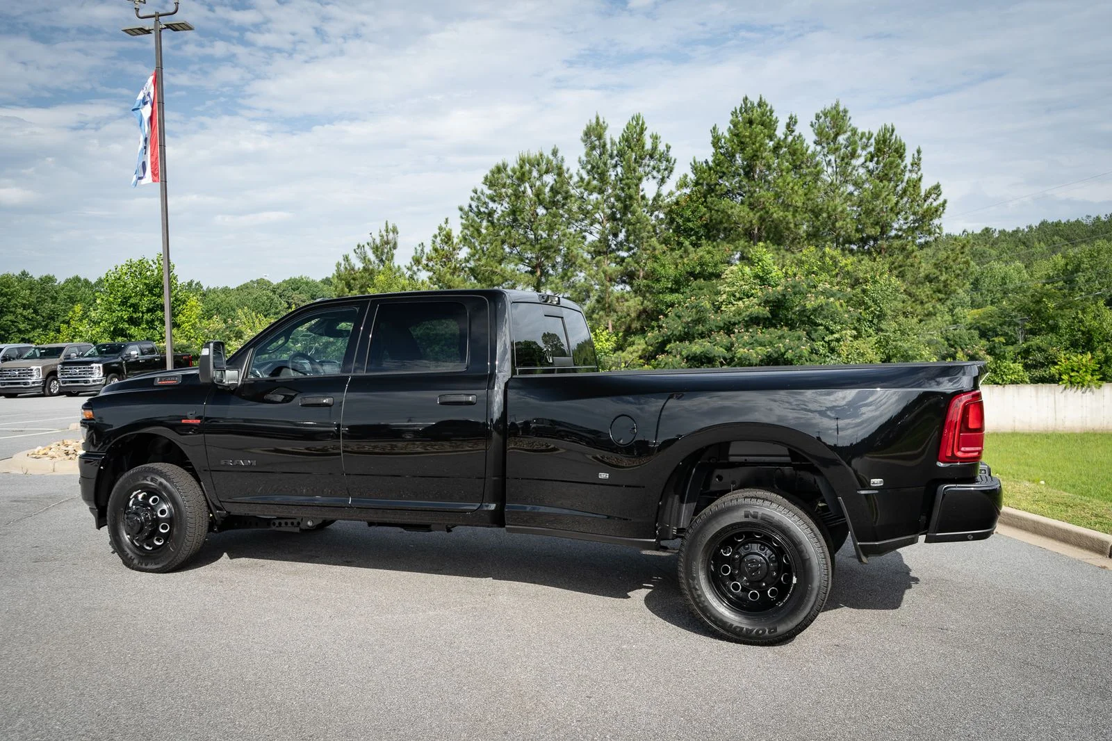 New 2026 Diamond Black Crystal Pearl-Coat Exterior Paint RAM Big Horn image 7
