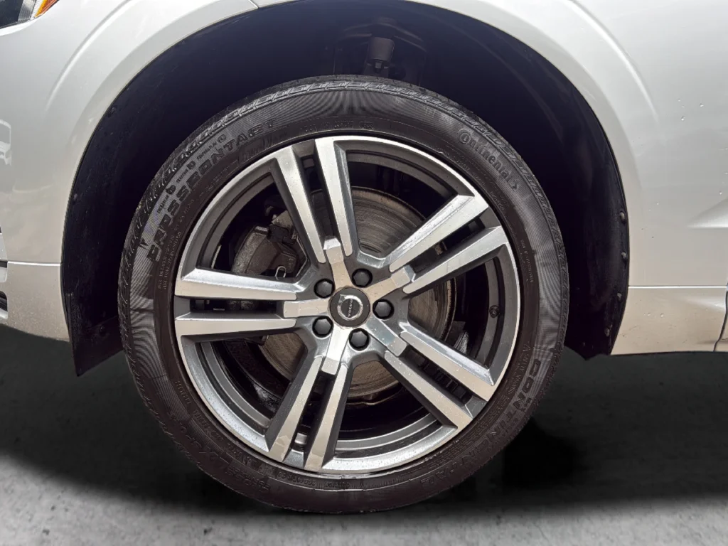 Used 2020 Silver Volvo T6 Momentum image 26