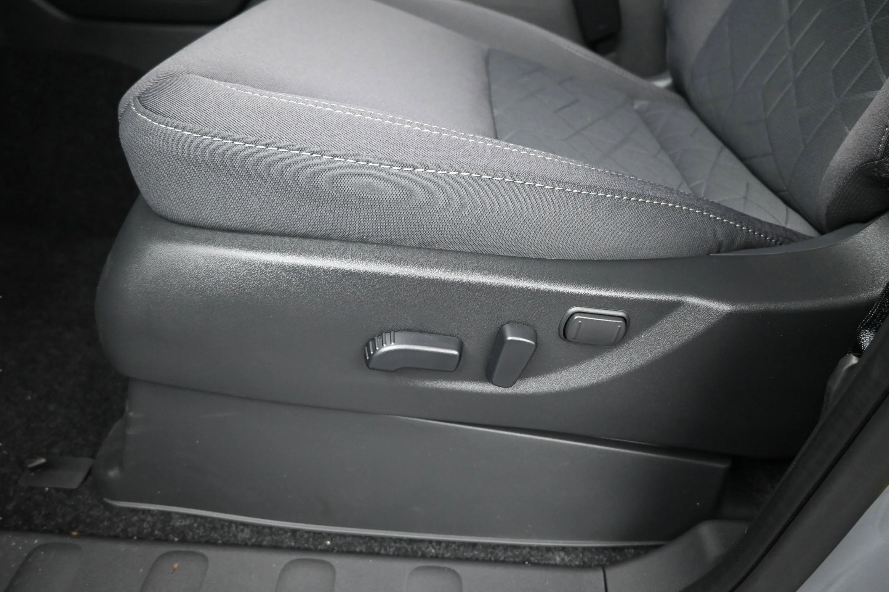New 2026 Boulder Gray Pearl Nissan Crew Cab SV image 10