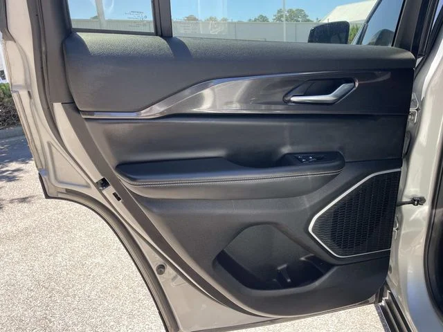 Used 2022 Silver Jeep Altitude image 11