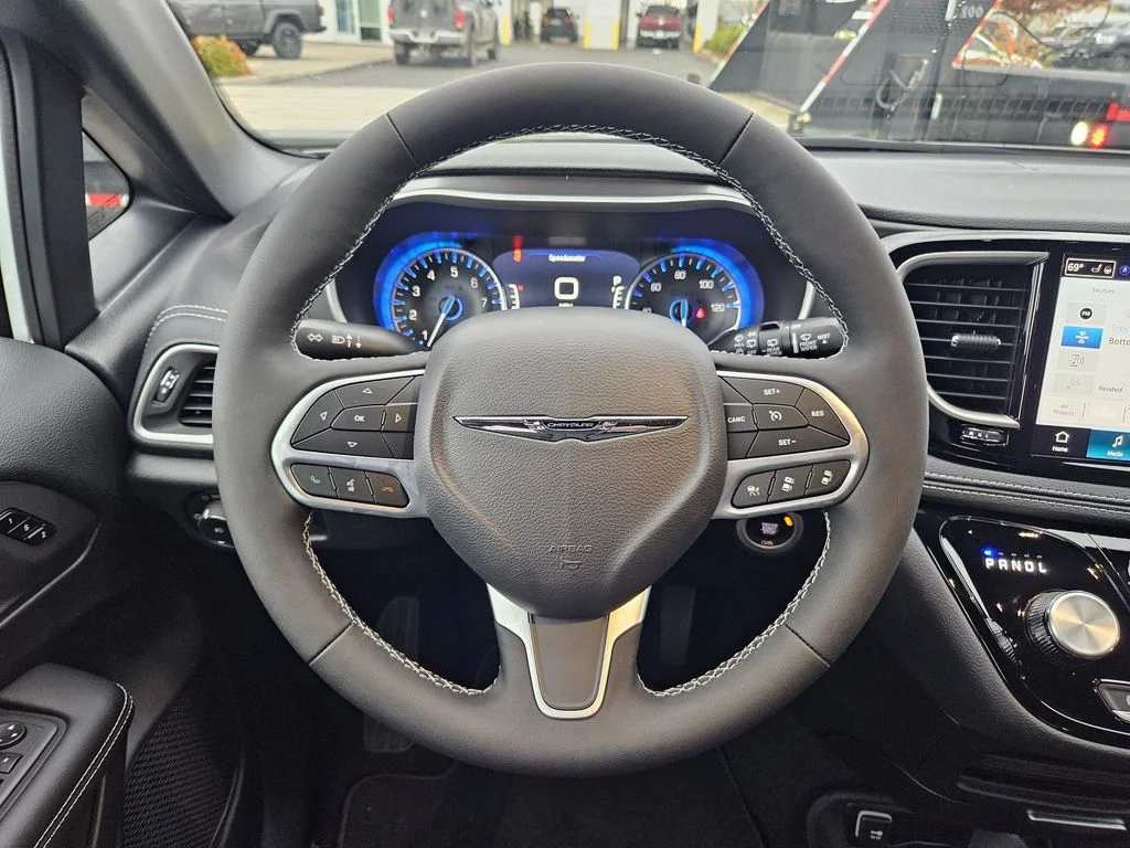 2026 Chrysler Pacifica Select - Photo 15