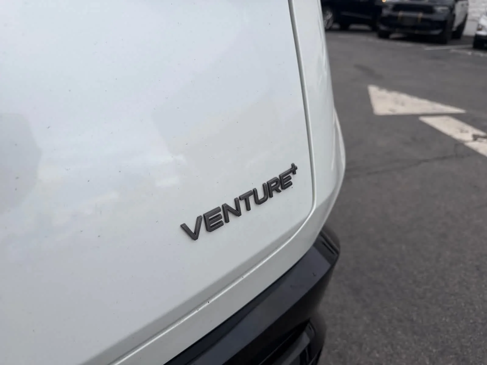 Used 2023 Everest White Pearl Tricoat/Black Diamond Pearl Nissan VENTURE+ image 27