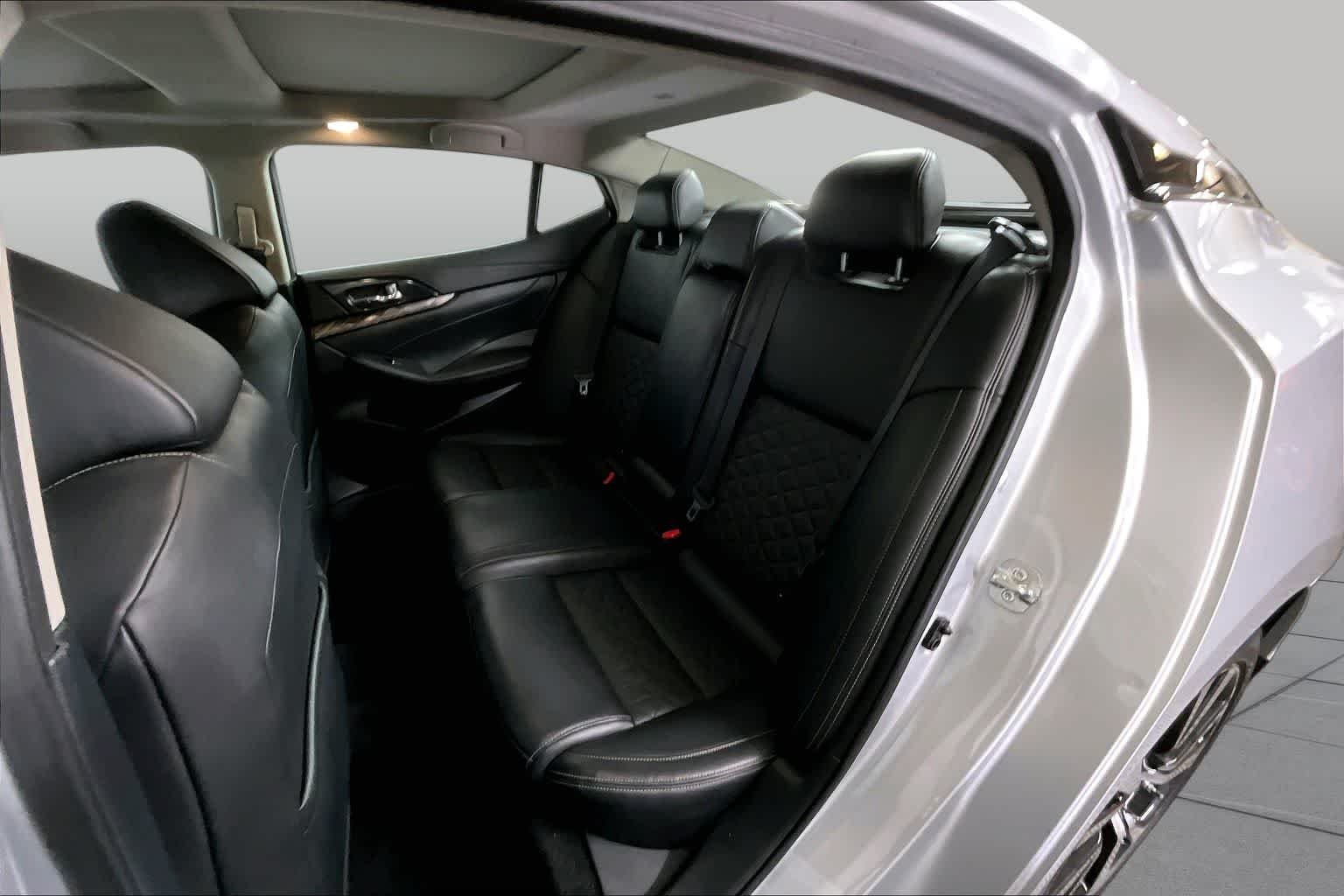 Used 2018 Brilliant Silver Nissan Platinum image 21