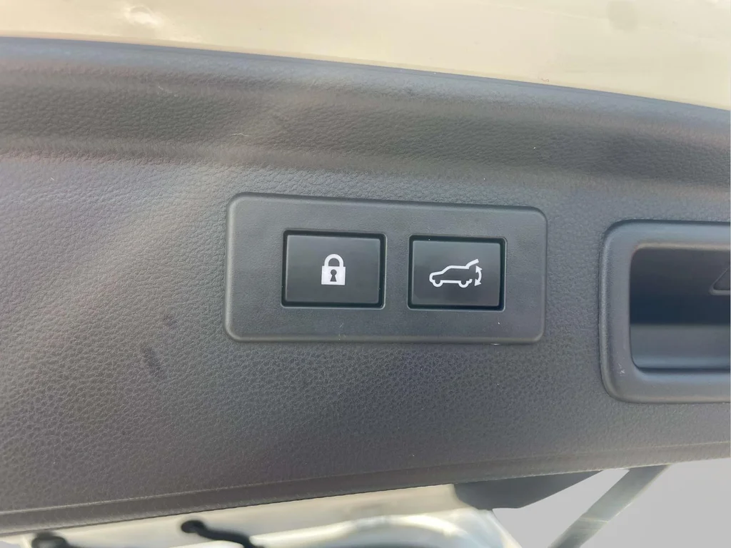 Used 2023 Crystal White Pearl Subaru Limited image 8