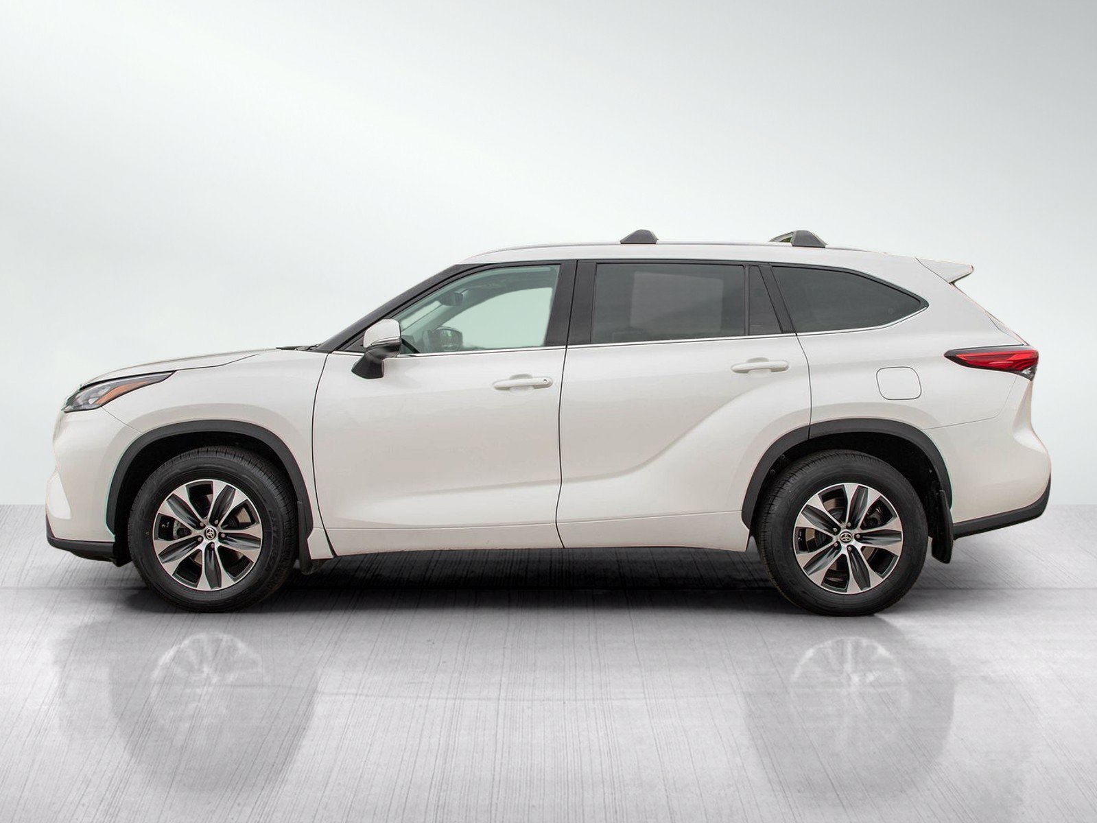 Used 2020 Toyota Highlander XLE with VIN 5TDGZRBH8LS504566 for sale in Minneapolis, Minnesota