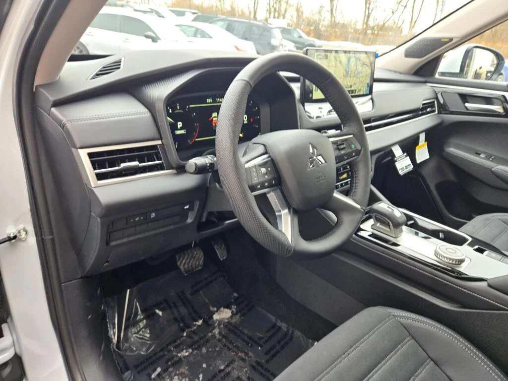 New 2026 White Mitsubishi SE image 18
