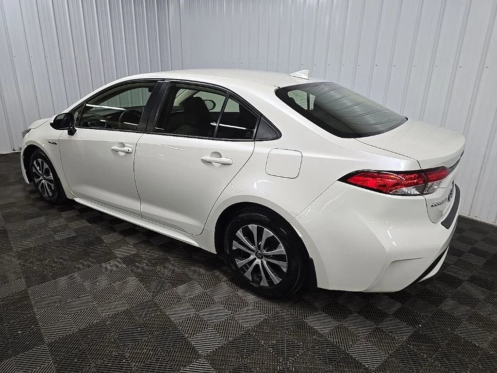 Used 2020 White Toyota LE image 9