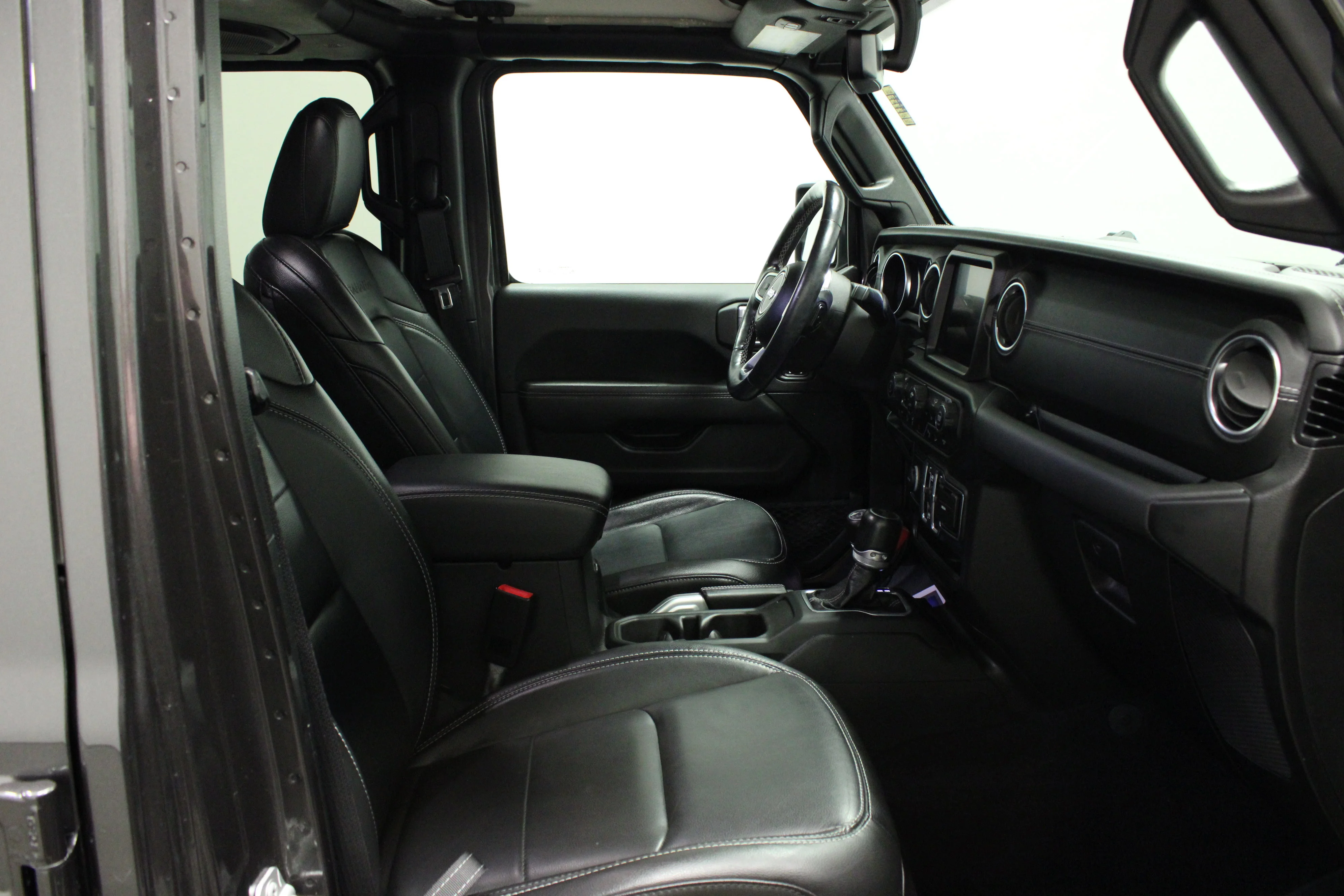 Used 2021 Granite Crystal Metallic Clearcoat Jeep Sahara image 16