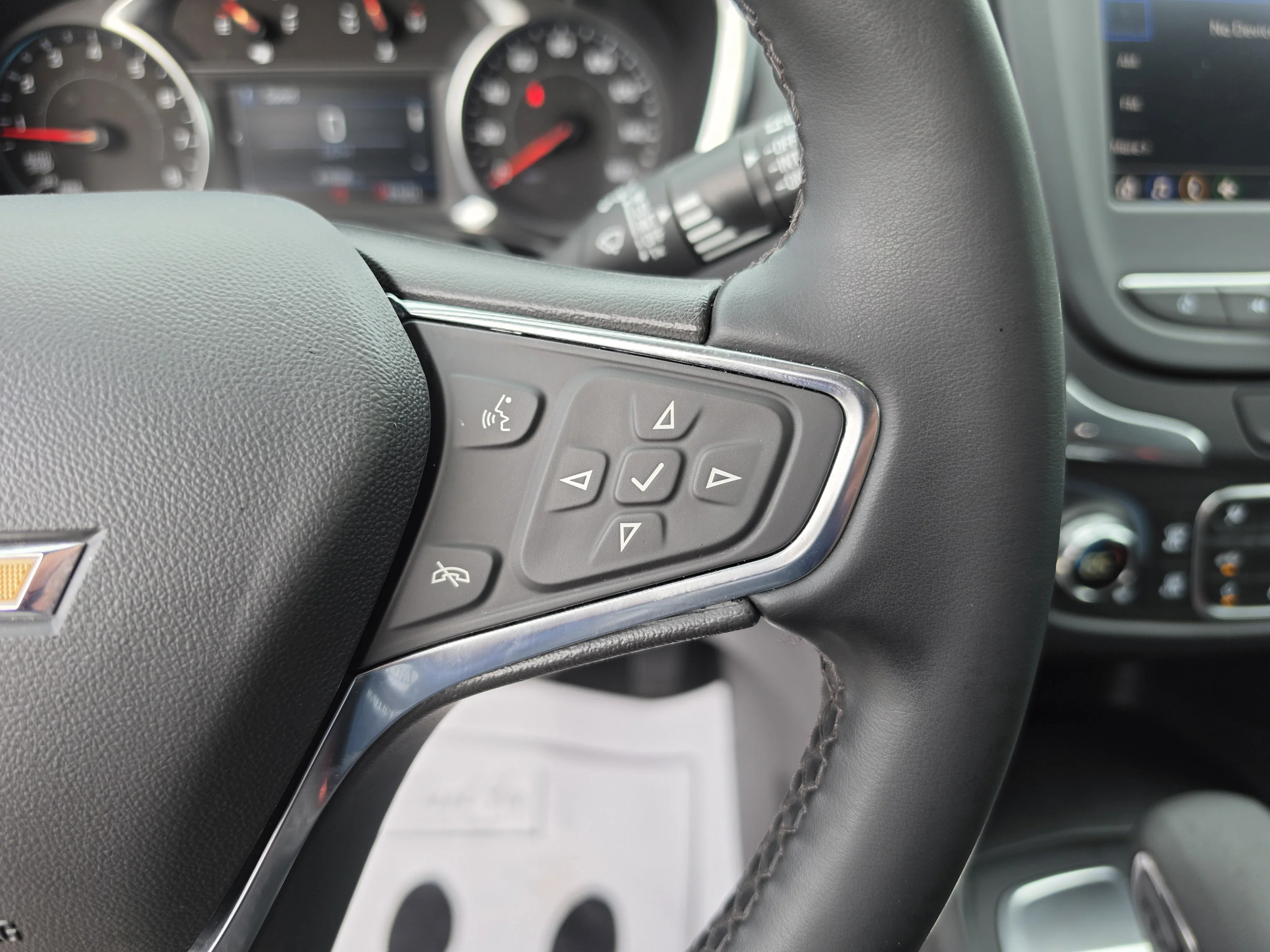 Used 2024 Summit White Chevrolet LT image 31