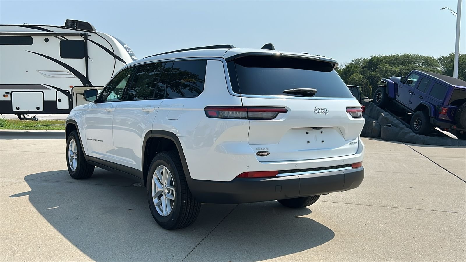 New 2026 Bright White Clear-Coat Exterior Paint Jeep Laredo X image 6