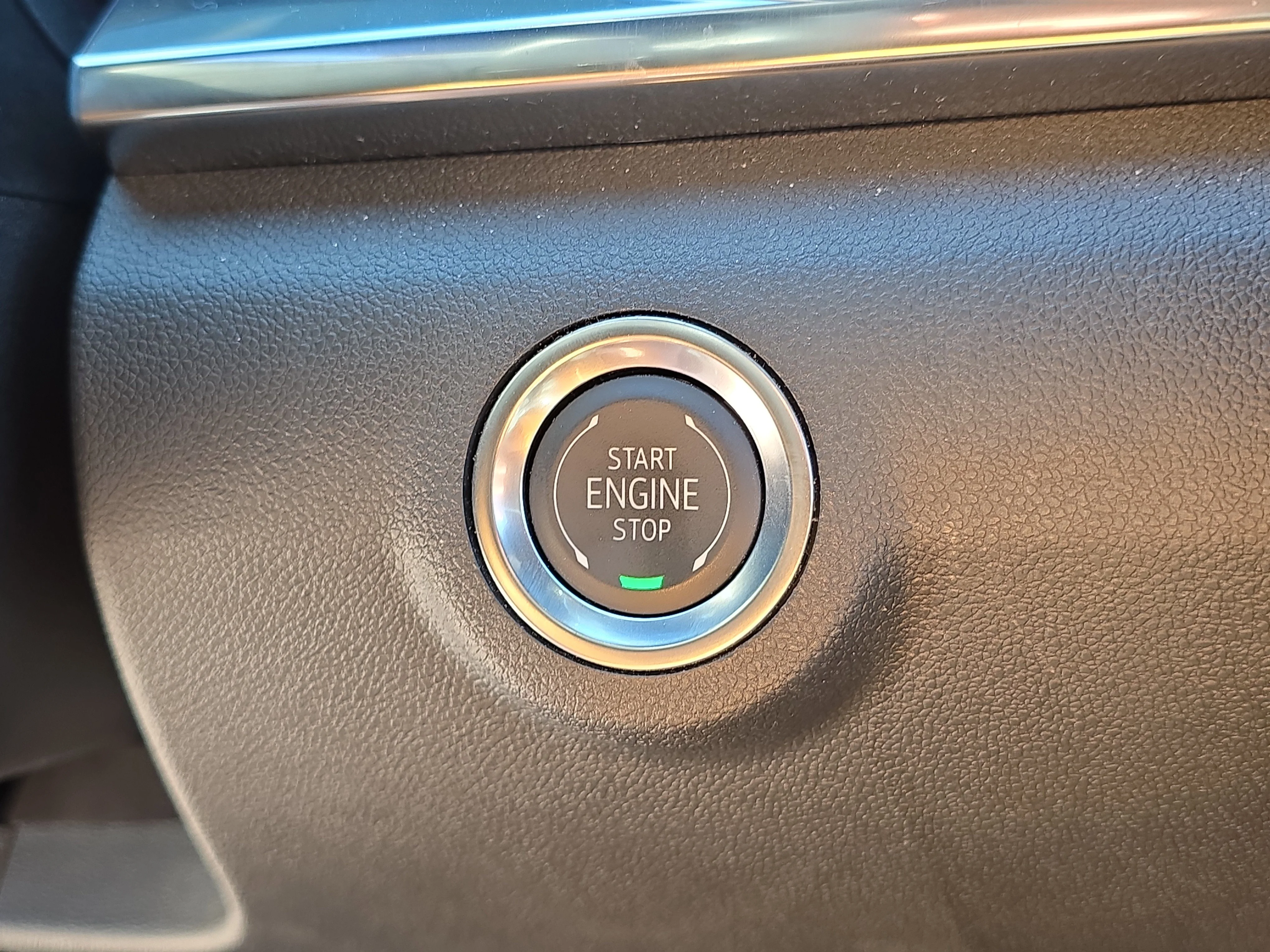 Used 2025 Summit White GMC AWD Elevation image 25