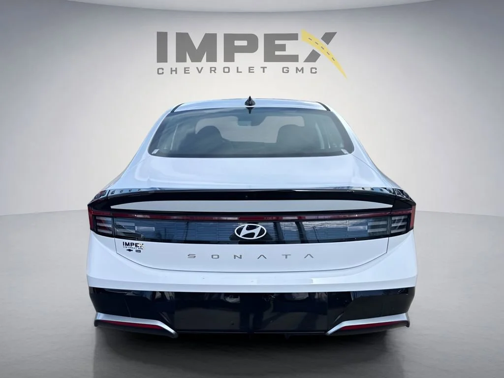 Used 2025 White Hyundai SEL image 4