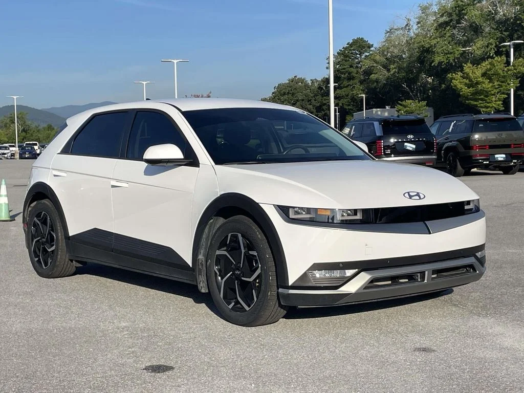 Used 2024 Atlas White Hyundai SEL image 1