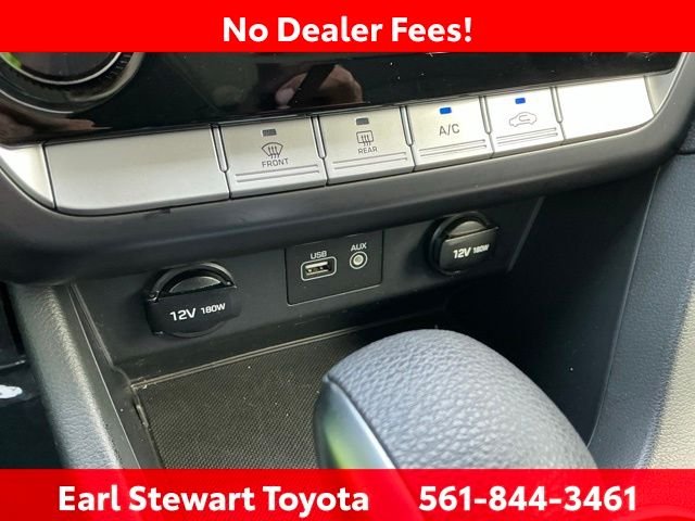 Used 2018 White Hyundai SE image 31