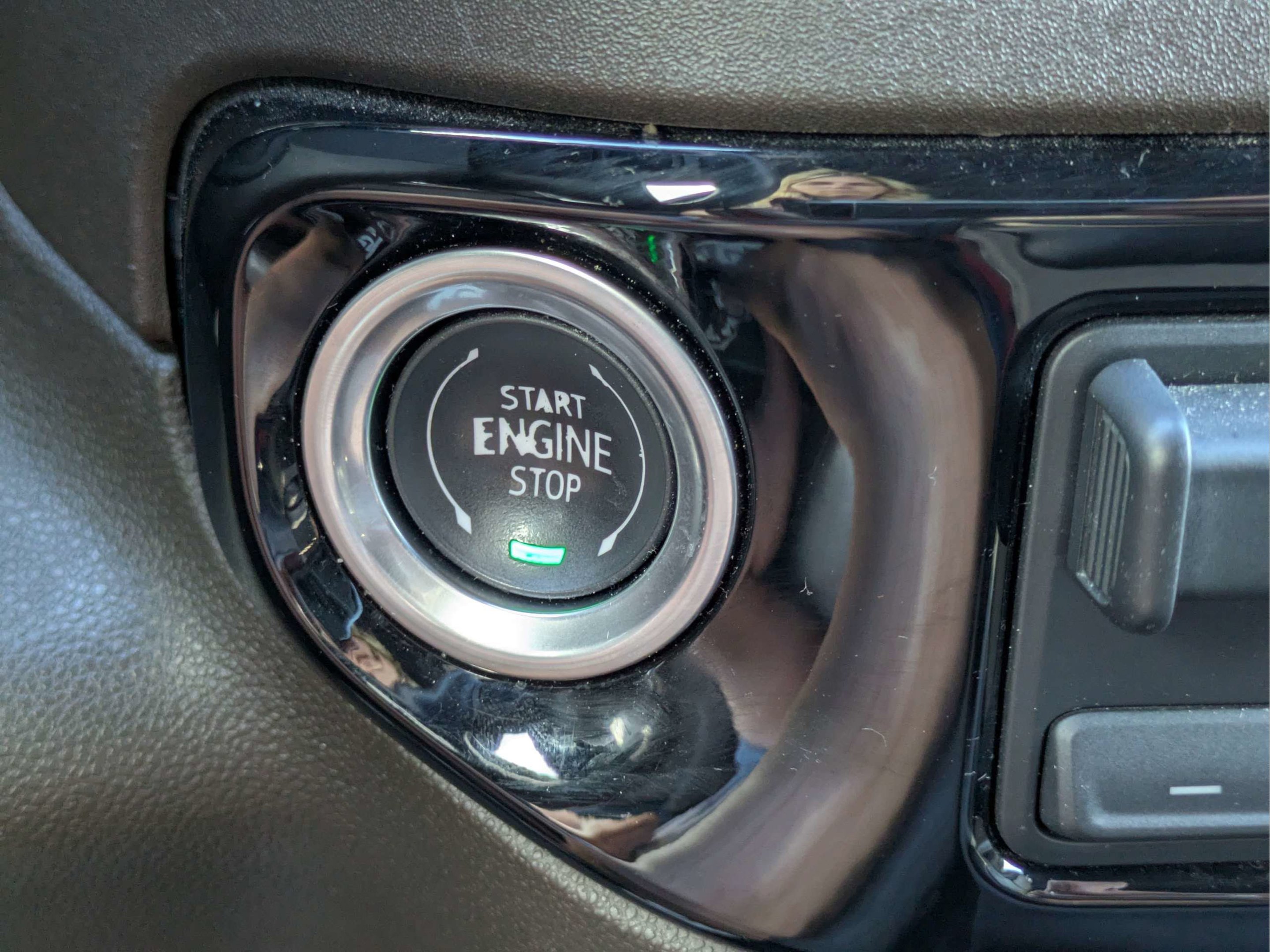 Used 2025 Summit White GMC SLT image 28
